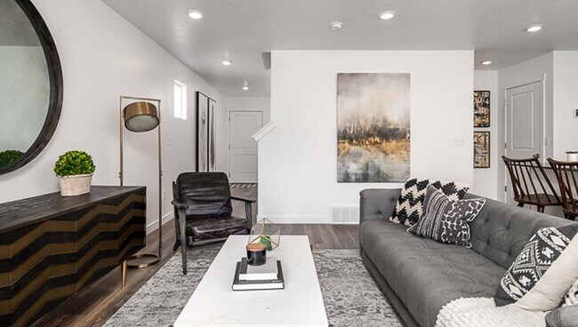 Building Photo - Newer Somersett Court Townhome!!