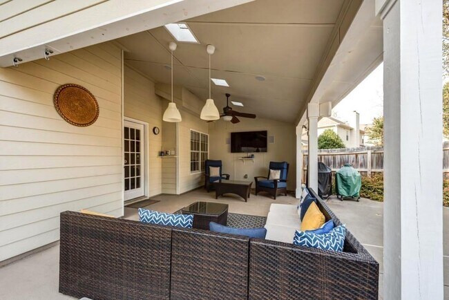 Building Photo - 2020 Chelton Way SE