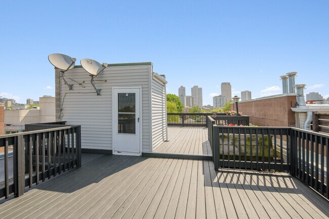 Building Photo - 2632 N Halsted St