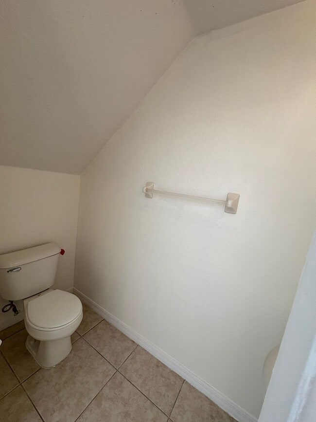 Building Photo - For Rent: 3 Bed / 2.5 Bath Townhome in Ash...