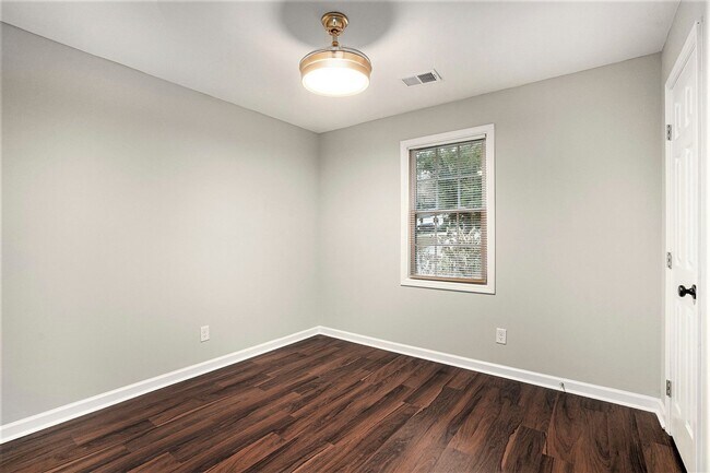 Building Photo - Affordable Co-Living in Atlanta's Upper Westside: 6-Bedroom Home