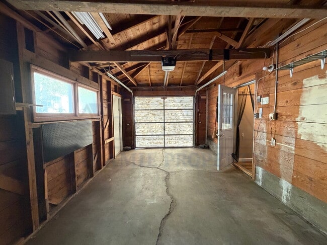 Building Photo - Charming 3 Bedroom 2 Bathroom House
