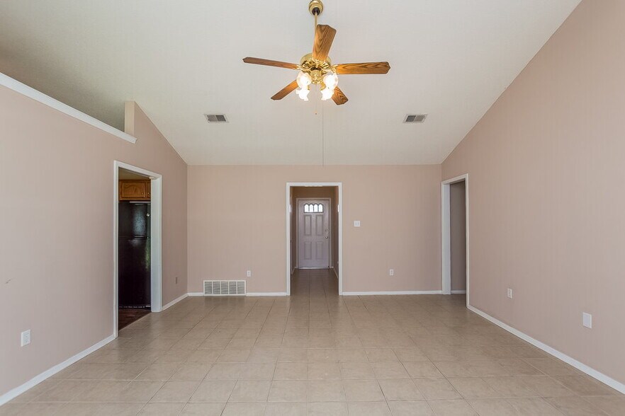 Building Photo - 10173 Oak Run Dr S