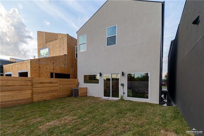 Building Photo - 18 Warbler Ave