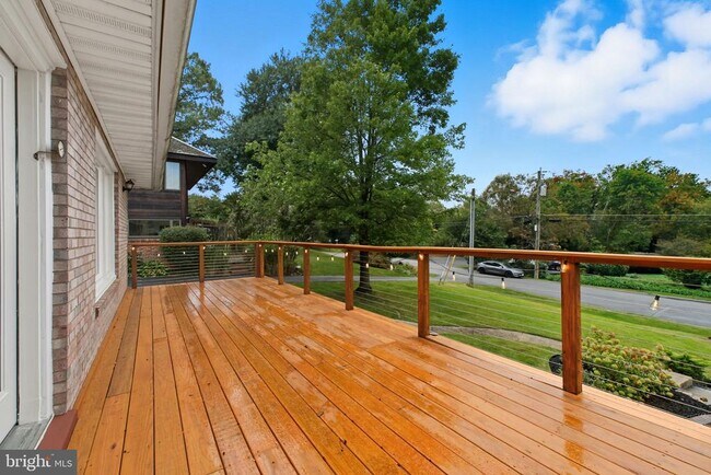 Building Photo - 6251 Lakeview Dr
