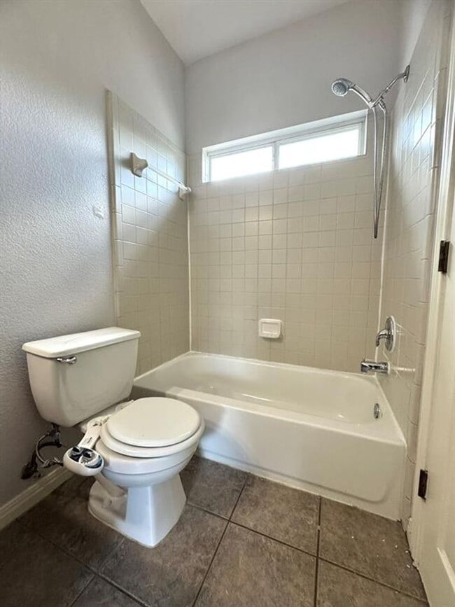 Building Photo - Townhome available off East MLK