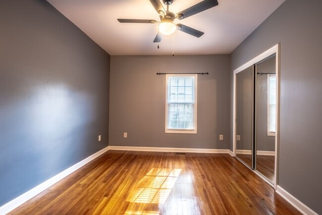 Building Photo - Cute home in Burlington with a fenced in b...