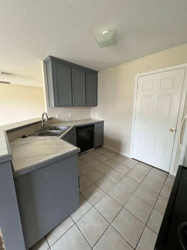 Building Photo - Lacy Lakeview