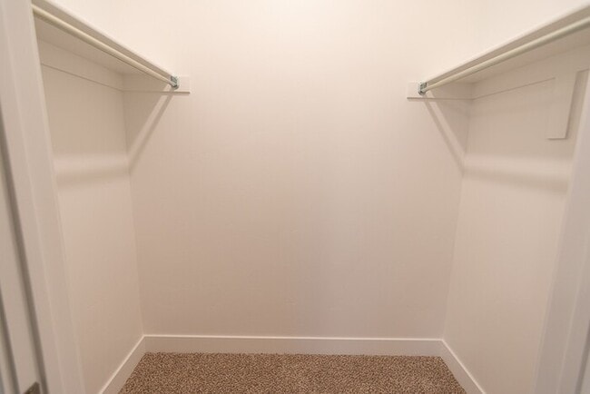 Building Photo - Beautiful Middle Floor Condo in Springville