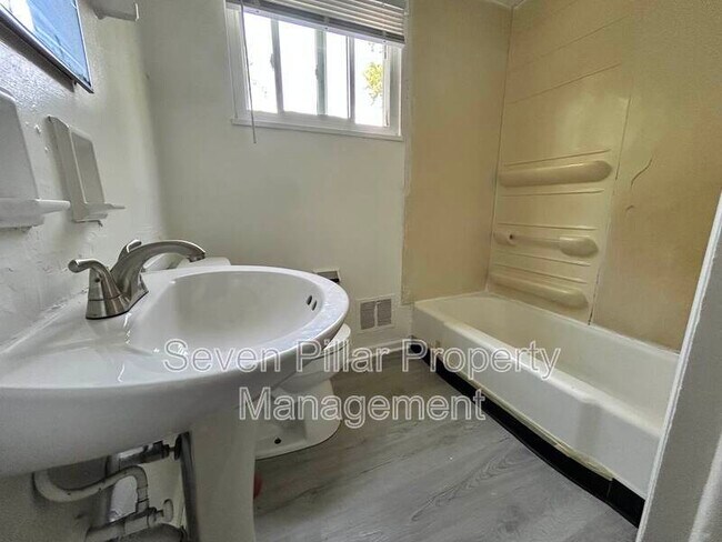 Building Photo - 339 S Napoleon Ave