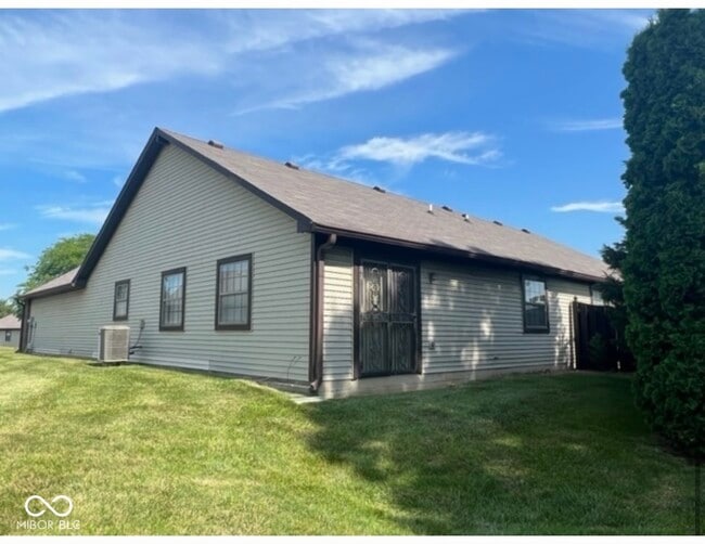 Building Photo - 1647 Justin Ave