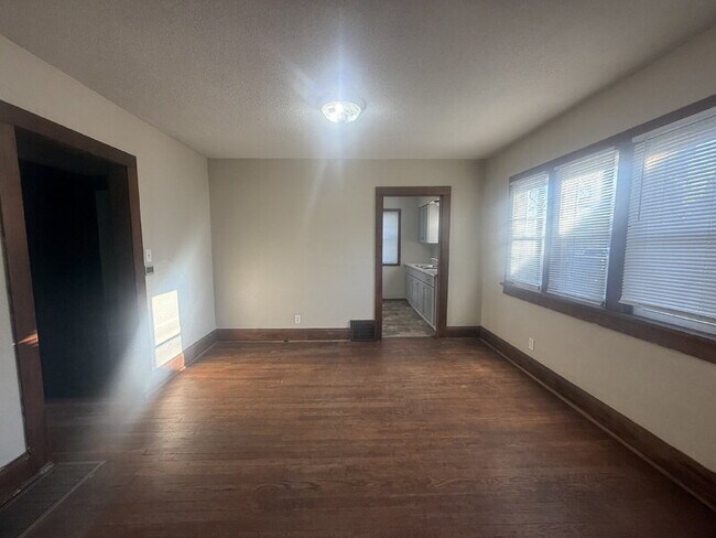 Building Photo - 2824 Des Moines St