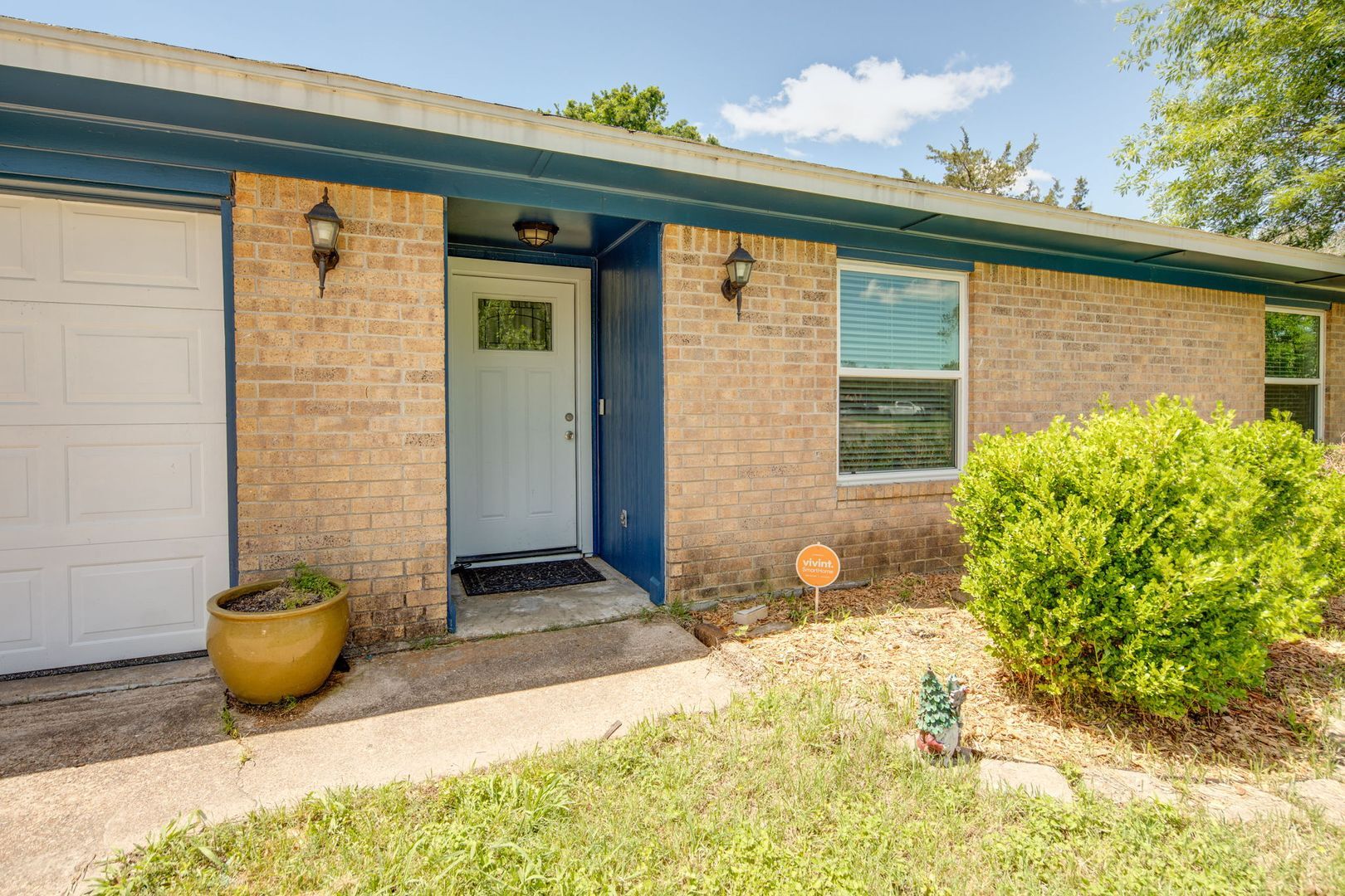 Building Photo - AUGUST PRE-LEASE!  Spacious 3 Bedroom 2 Bathroom House on Corner Lot