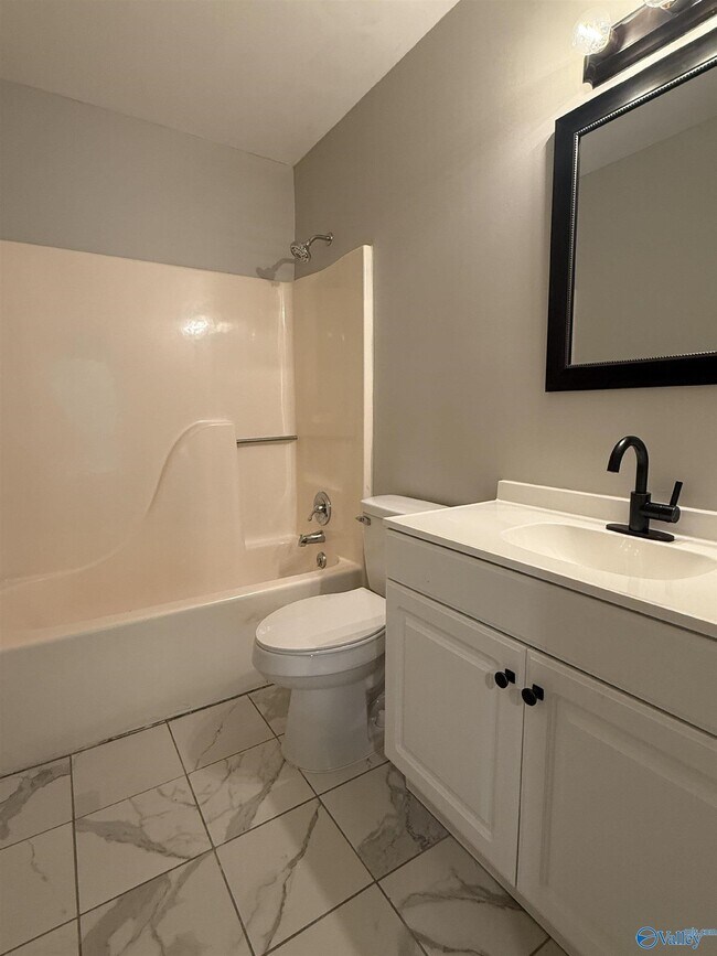 Building Photo - 4988 7 Pine Cir