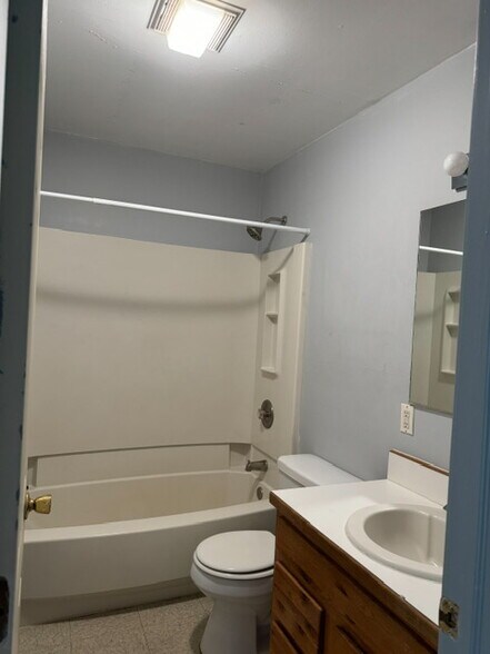 Building Photo - 405 Main St