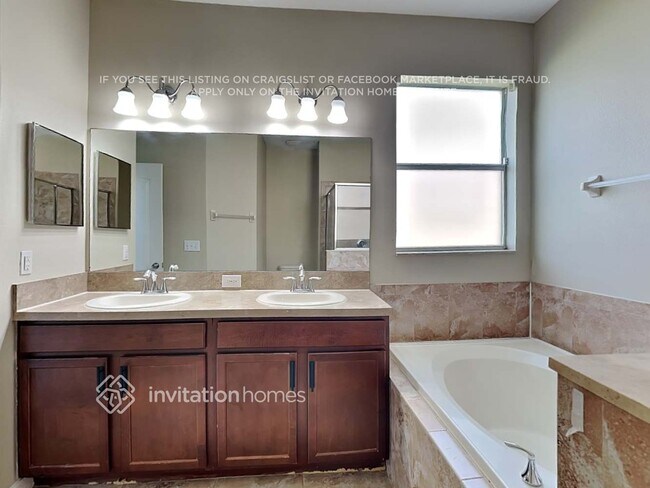 Building Photo - 1812 Oak Pond St