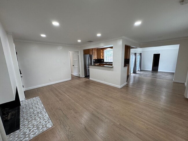 Building Photo - Beautiful 3 bedroom 2 bath Pool Home...  this one is a SHOW STOPPER