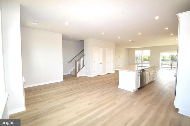 Building Photo - 43795 Middleway Ter