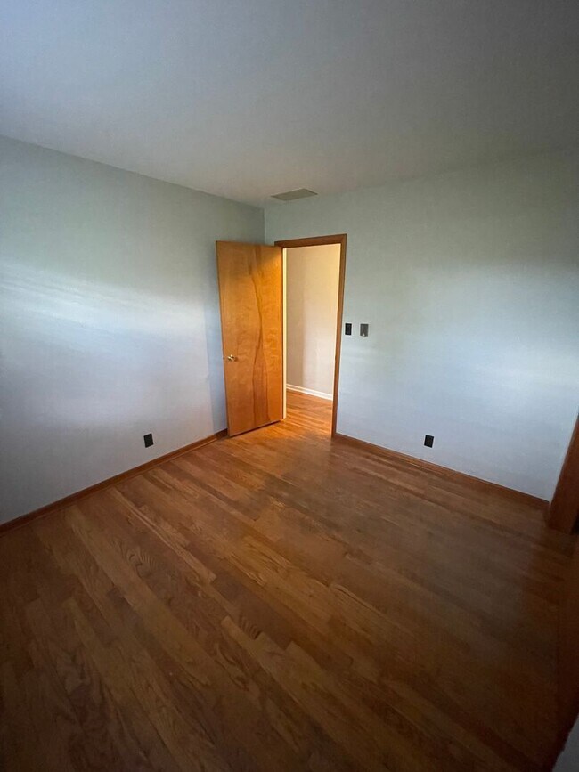 Building Photo - Three Bedroom Single Family Home in the Co...