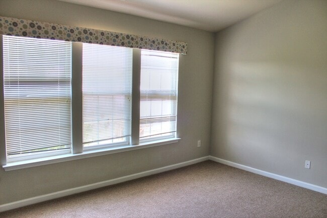 Building Photo - Great 2 Bedroom, 3 Floor Town Home with 1st Floor Bonus Room- Morrisville - Available July 15th!
