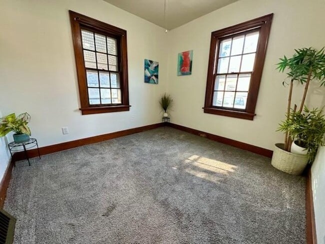 Building Photo - 2 bed, 1 bath home for rent in Waterloo