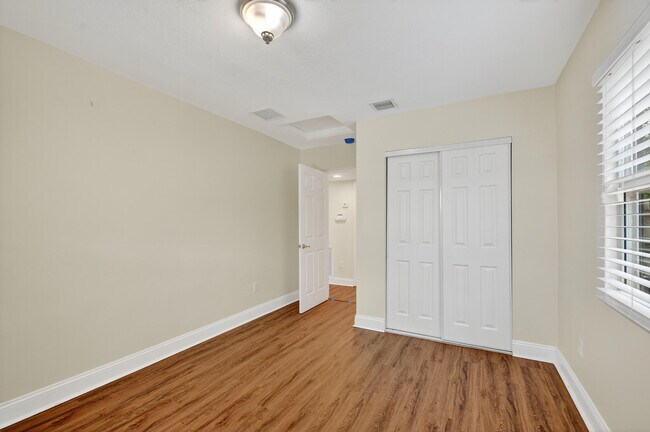 Building Photo - 422 W Ocean Ave
