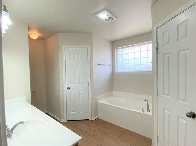 Building Photo - 2011 100th St