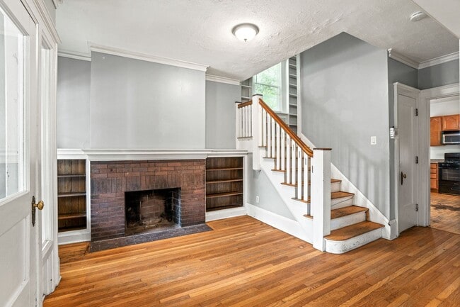 Building Photo - 2118 E Linnwood Ave