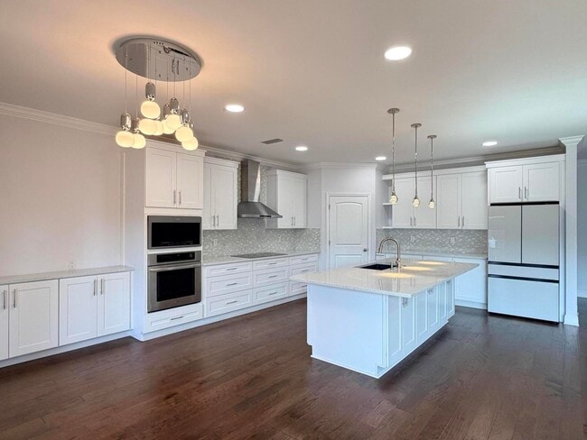 Building Photo - 590 Las Roblas Grande Dr