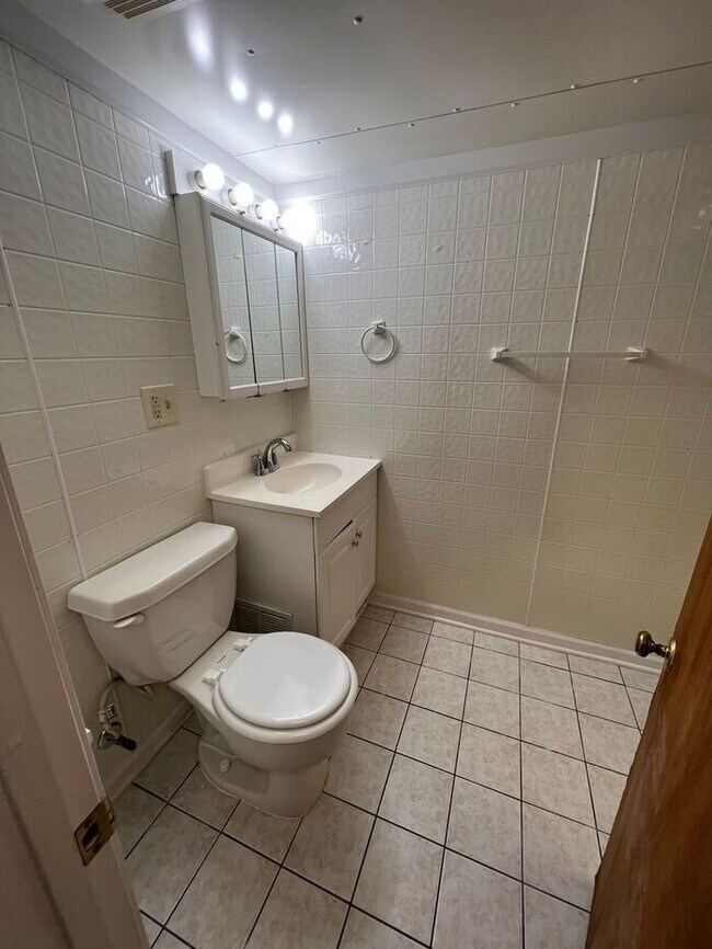 Building Photo - Studio Apartment!!