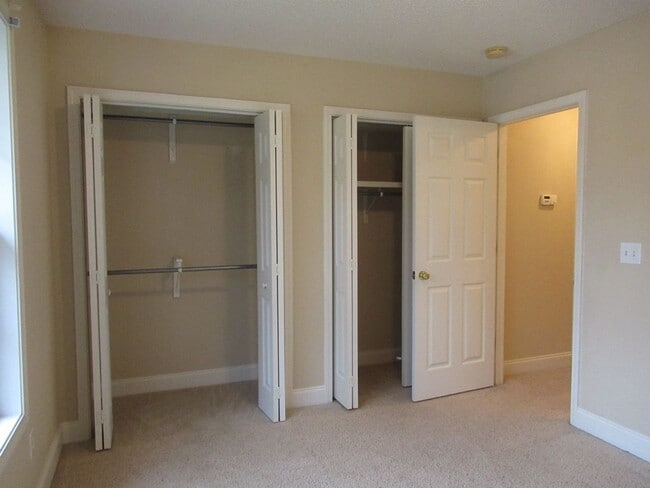 Building Photo - Landmark Pointe 3 Bedroom, 2 Bath-Lawn mai...