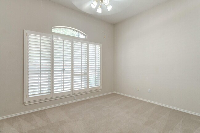Building Photo - 111 N Vicksburg Ave