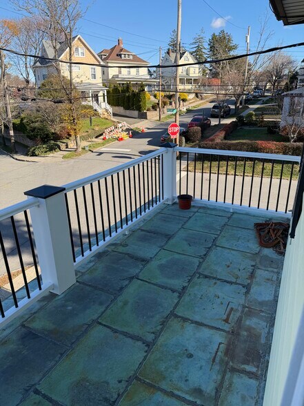 Building Photo - 45 Underhill St