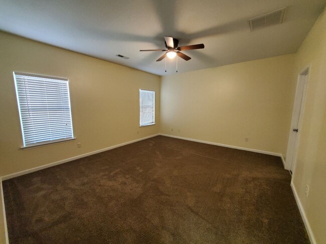 Building Photo - Move-In Ready 3BR Home with Great Living S...