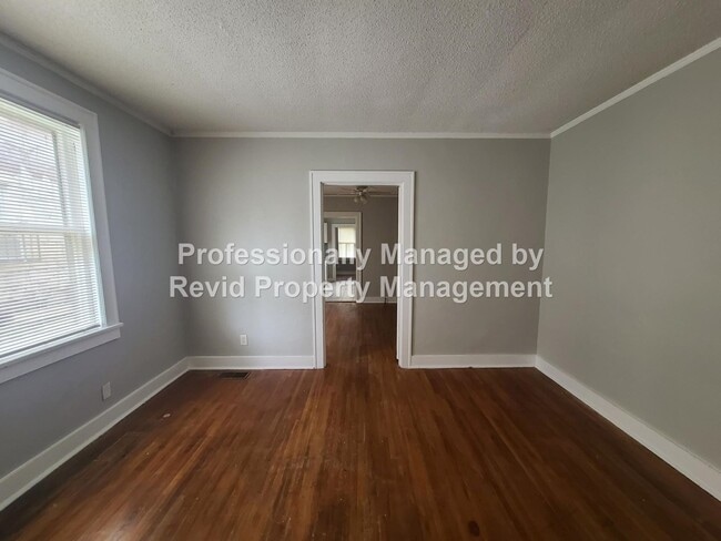 Building Photo - Great 2 Bedroom with large balcony!