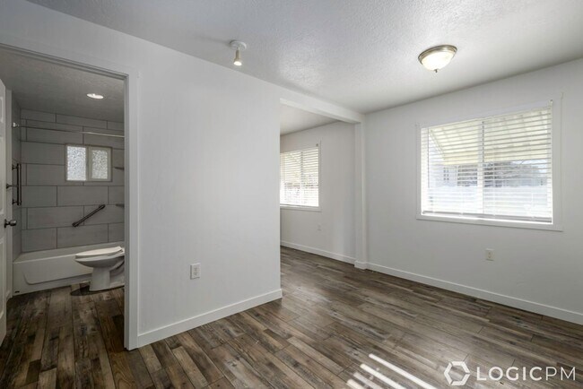 Building Photo - 1238 Oak St