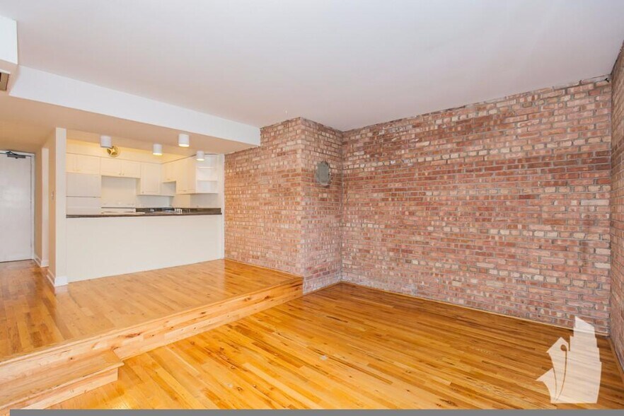 Building Photo - 1235 N La Salle Dr