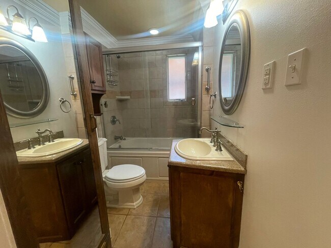Building Photo - FURNISHED UNIT IN DOWNTOWN FAIRHOPE!