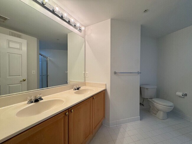 Building Photo - Bright And Cozy 3 Bed 2 Bath Condo With La...