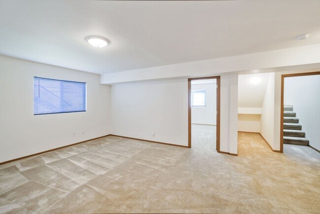 Building Photo - 4BR Split Level