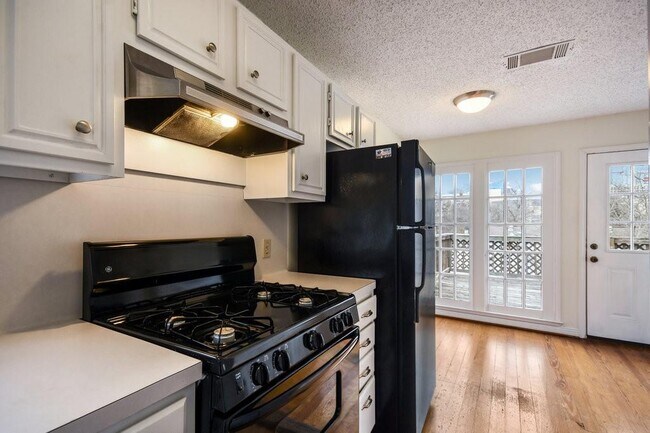 Building Photo - 609 Harthan St