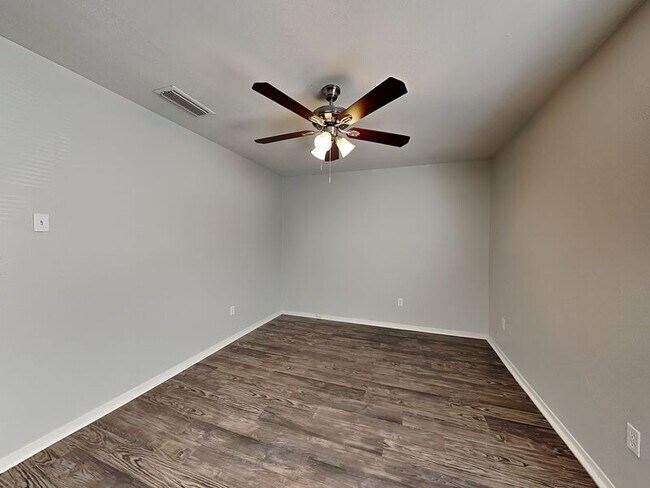 Building Photo - 833 Stanford Dr