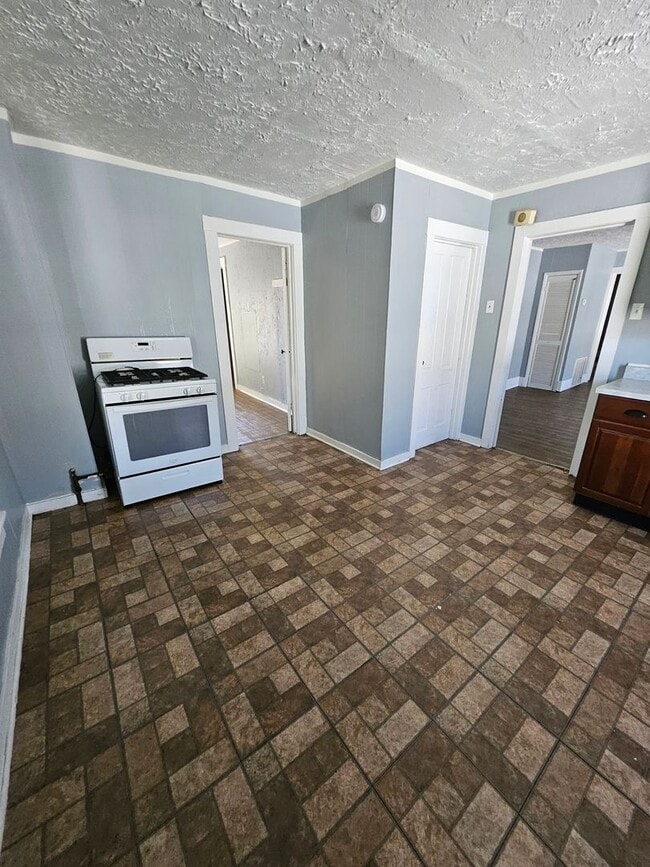 Building Photo - Upper 2 bedroom unit west side