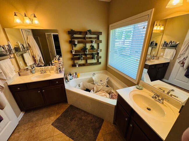Building Photo - For Lease - 3 Bed, 2 Bath, 2445 sqft Home ...