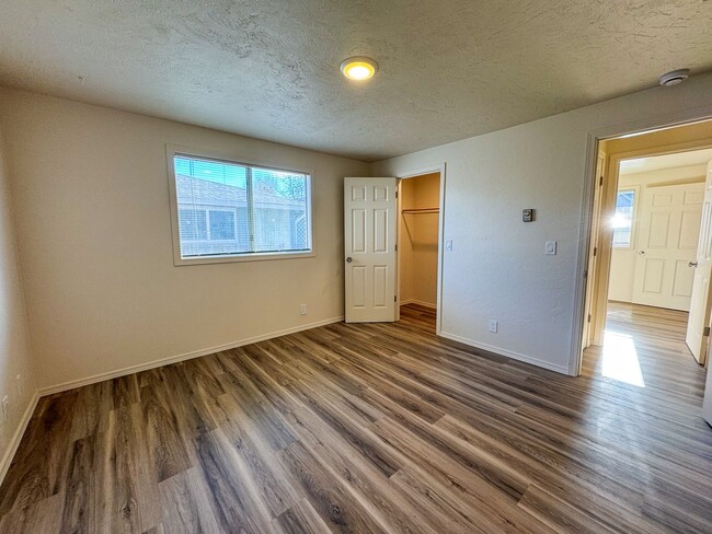 Building Photo - Beautifully Updated 3 Bedroom Home with Fi...