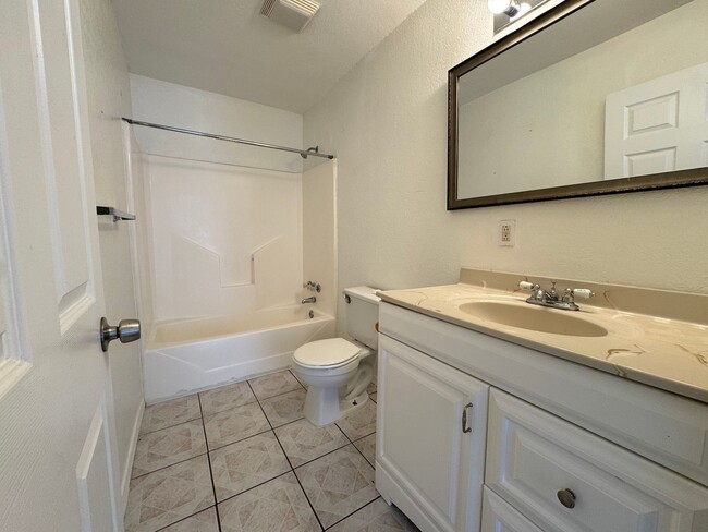 Building Photo - 2105 W Juniper St