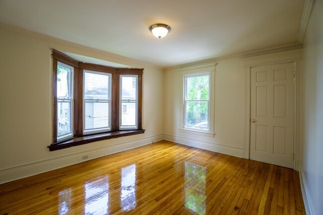 Building Photo - Bright, Open , First Floor Flat With Front...