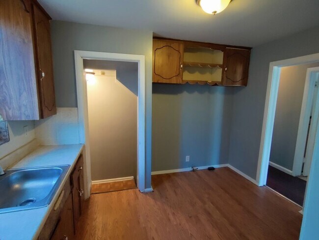 Building Photo - 3 bedroom 1 bath bungalow now available! -...