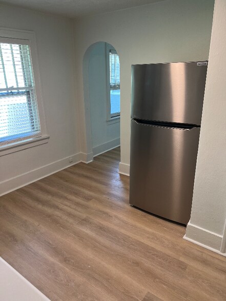 Building Photo - 420 Davis St