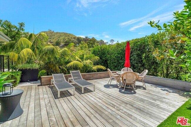 Building Photo - 3859 Rambla Pacifico St